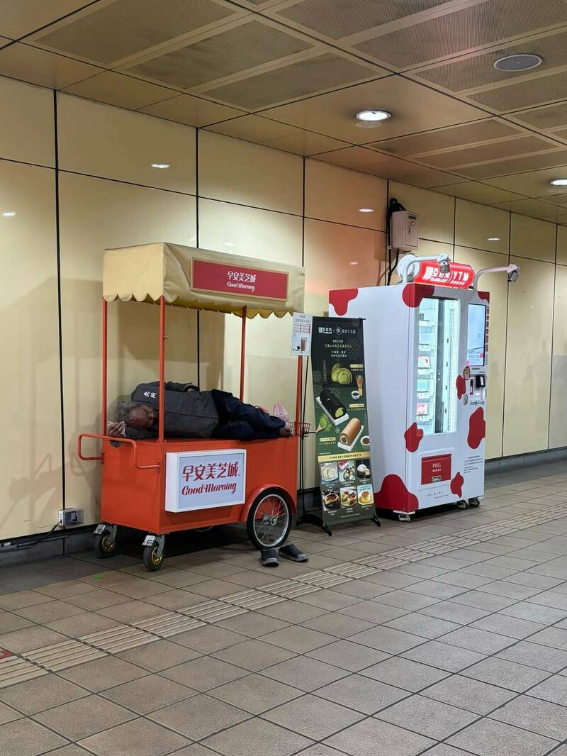 遊民躺在車站餐車上 北捷乘客直呼倒胃口 - 生活 - 自由時報電子報