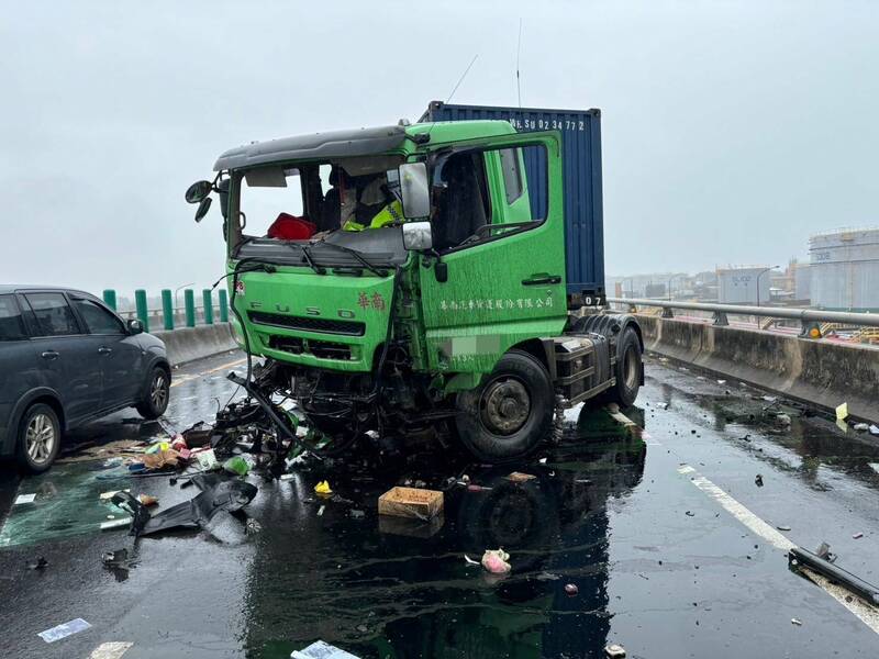 曳引車台61線桃園大園路段自撞護欄  駕駛拋飛墜橋下無呼吸心跳 - 社會 - 自由時報電子報