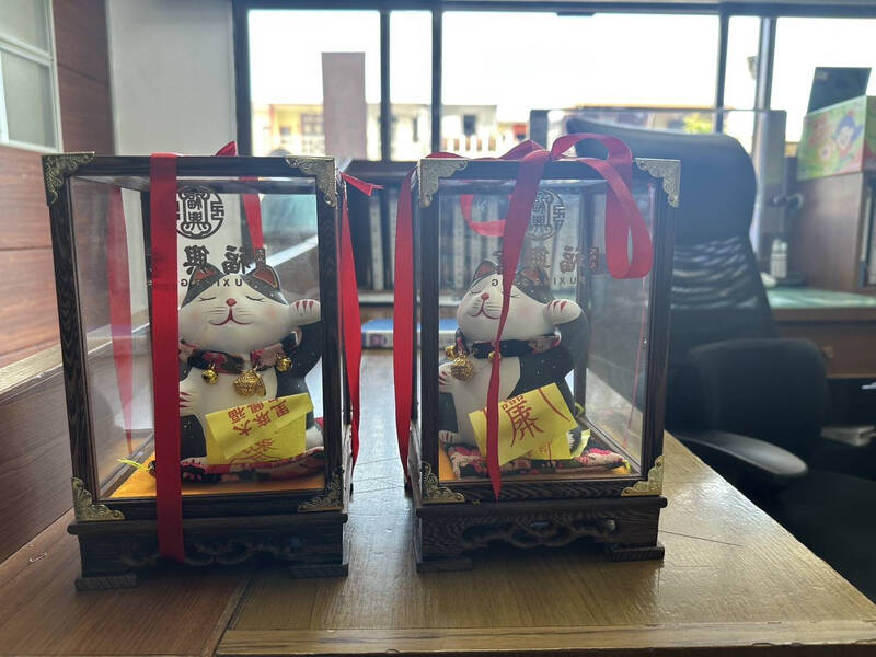 竊賊丟工作偷土地公廟招財貓 先招來警察被函送再送還公仔 - 社會 - 自由時報電子報