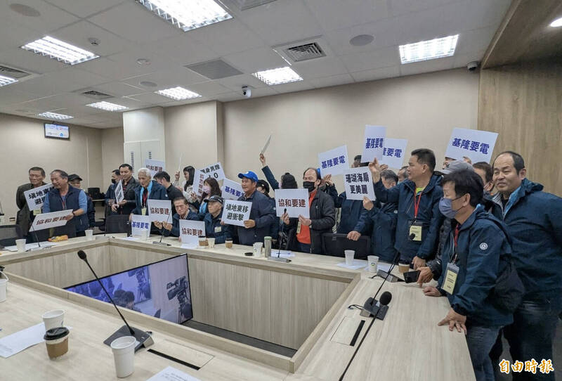 四接環評大會正方民眾離場 盼反方勿再攔協和電廠轉燃氣改善空污 - 生活 - 自由時報電子報