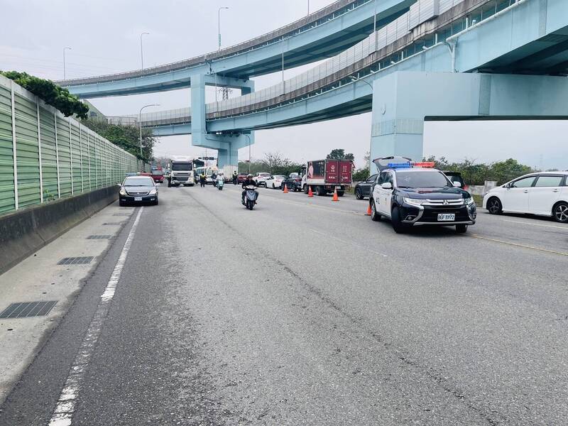 聯結車闖紅燈釀禍  機車騎士遭撞送醫不治 - 社會 - 自由時報電子報