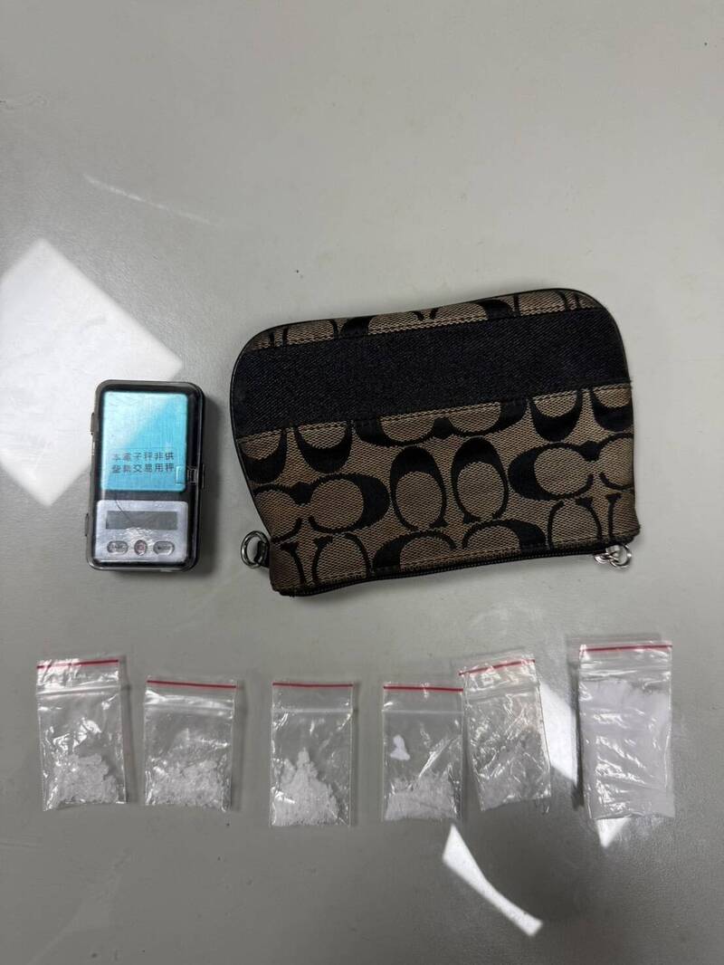 男駕車違停人行道與友聊天 警搜出多包海洛因、安毒 - 社會 - 自由時報電子報