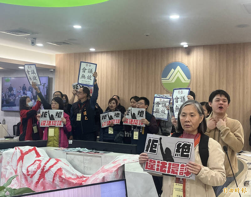 反四接團體持續阻攔環評大會  環境部換場地閉門會議 - 生活 - 自由時報電子報