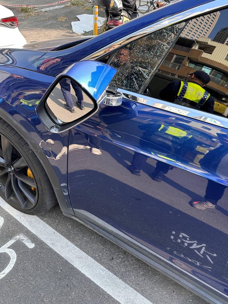 台中女騎士撞轎車嗆「沒錢賠啦」 躺馬路威脅要給車撞 - 社會 - 自由時報電子報