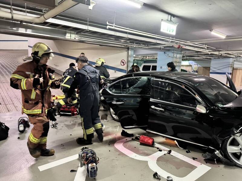 疑剎車失靈釀汽車暴衝撞柱  停車場地板一片紅 - 社會 - 自由時報電子報