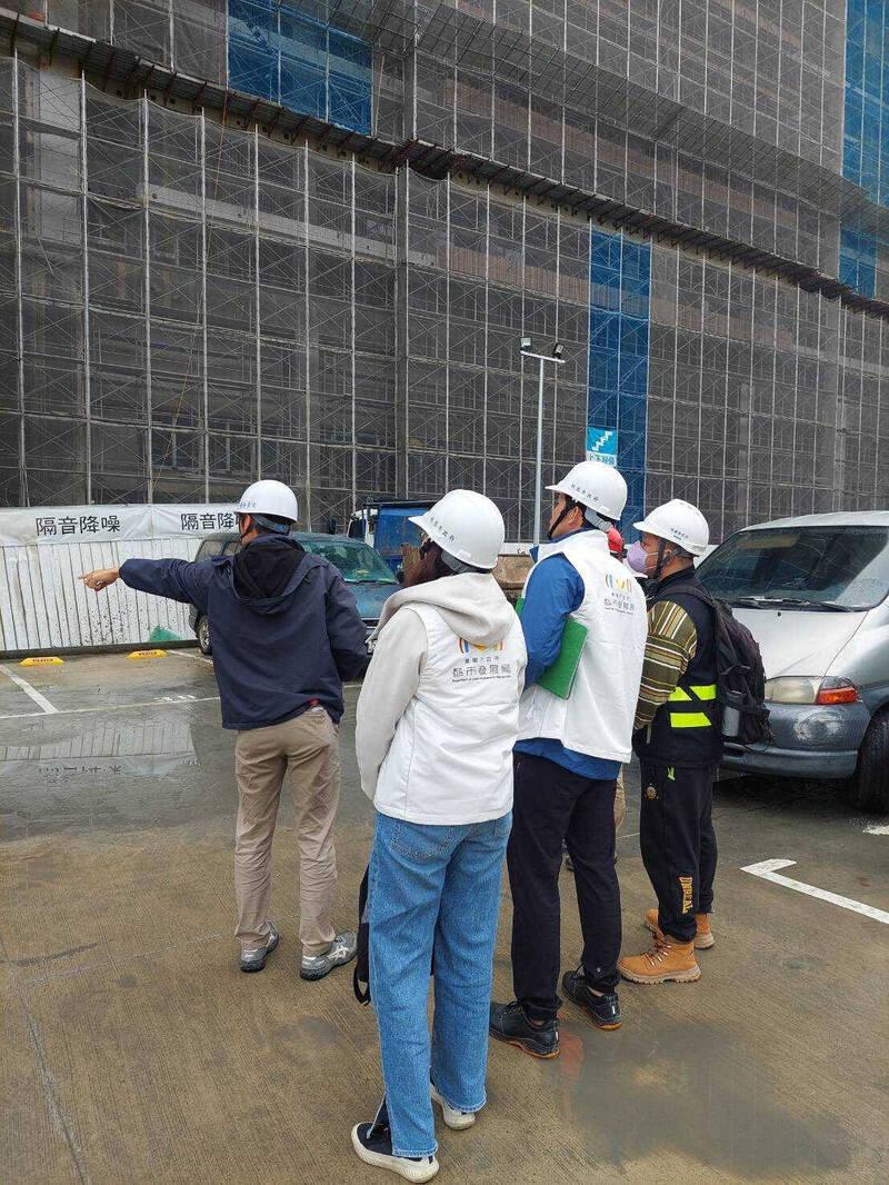 24車遭「水泥包膜」！桃園青埔建築工地灌漿爆模 建管處開罰 - 社會 - 自由時報電子報