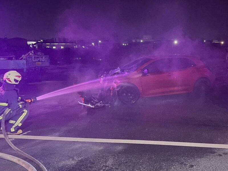離奇！轎車在桃園撞爛車頭 拖回彰化又火燒車 - 社會 - 自由時報電子報
