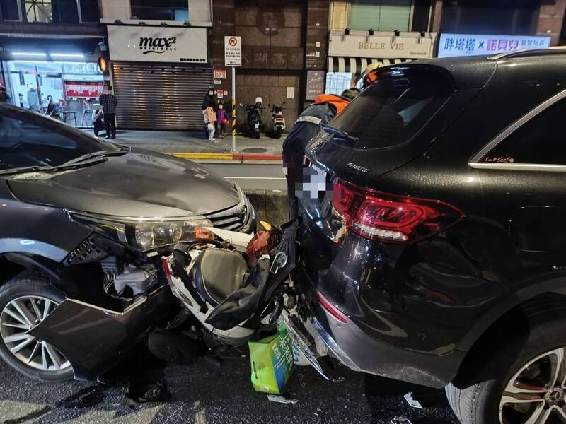 機車被夾爛畫面曝！內湖轎車追撞賓士 「夾心」女騎士骨折送醫 - 社會 - 自由時報電子報