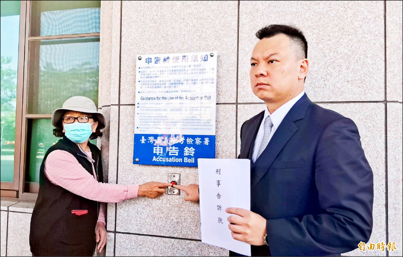 律師陳澤嘉陪同被冒名連署罷免案的鄭姓女子到嘉義地檢署提告。（記者林宜樟攝）