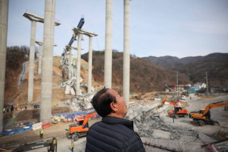南韓高速公路崩塌4死6傷 幸運男墜30米摔土堆保命 - 國際 - 自由時報電子報
