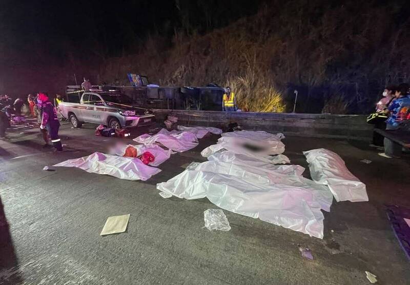 泰國重大交通意外！旅遊巴士失控翻車 至少18死40多傷 - 國際 - 自由時報電子報