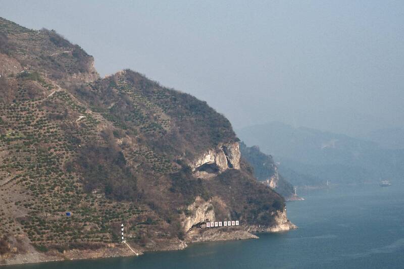 中國湖北省宜昌市一座山因神似趴睡小狗的萌樣而掀起熱潮。（美聯社）