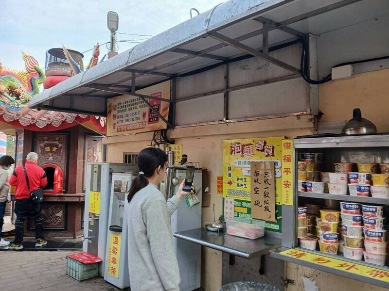 芬園大竹福榕宮原本高掛的發財金招牌,已在今年農曆年前拆除。(許池沼提供) 芬園大竹福榕宮原本高掛的發財金招牌,已在今年農曆年前拆除。(許池沼提供)