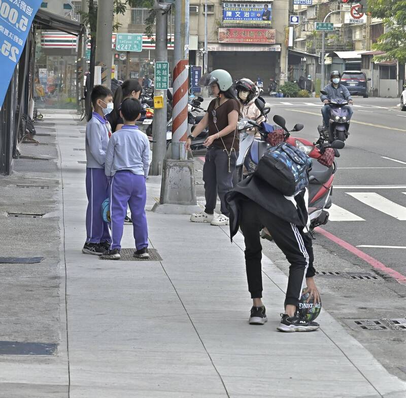 高雄楠梓樂群路人行步道翻新 社區居民：好走多了 - 生活 - 自由時報電子報
