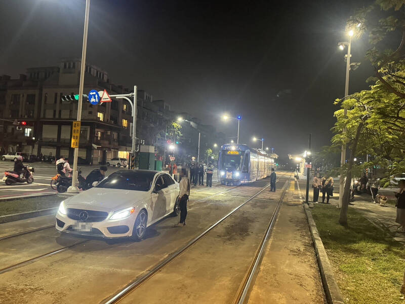 女毒犯駕賓士撞輕軌竟棄車逃逸  雄警追捕她和男毒犯受傷 - 社會 - 自由時報電子報