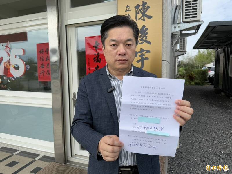 立委陳俊宇出示有選民明明未參與連署卻收到選委會查詢,強調未經他人同意代簽連署書,已涉嫌偽造文書和違反個資法,將蒐集相關證據送交檢調偵辦。(記者王峻祺攝) 立委陳俊宇出示有選民明明未參與連署卻收到選委會查詢,強調未經他人同意代簽連署書,已涉嫌偽造文書和違反個資法,將蒐集相關證據送交檢調偵辦。(記者王峻祺攝)
