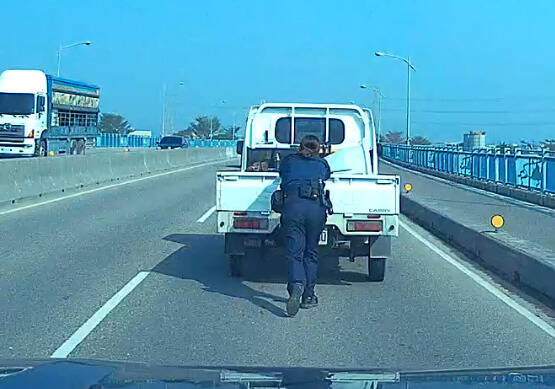 小貨車拋錨卡里港大橋 女警化身大力士推車脫困 - 社會 - 自由時報電子報