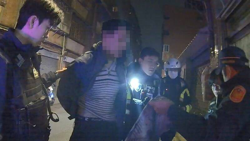 警方追捕通緝男遇劇烈反抗 熱心民眾出手助警壓制 - 社會 - 自由時報電子報