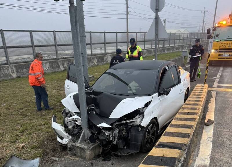 轎車自撞國一后里地磅燈號桿 車毀2人傷 - 社會 - 自由時報電子報