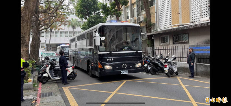 柯文哲搭囚車抵達北院 零星小草現場大喊「阿北加油」 - 政治 - 自由時報電子報