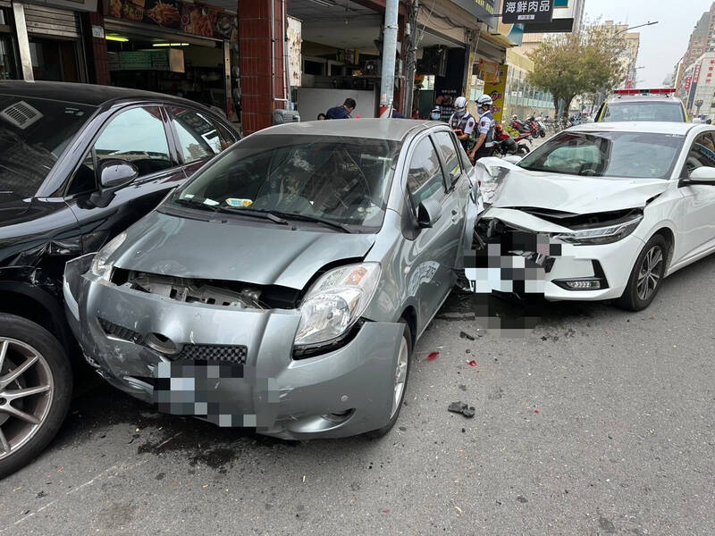 高雄轎車失控追撞路邊3輛汽機車，肇因竟是同車乘客驚叫嚇到肇禍，待警釐清。（圖由民眾提供）