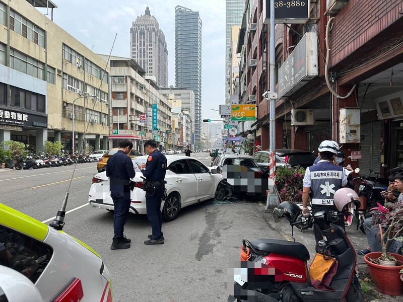 同車乘客突驚叫……駕駛失控追撞路邊3輛汽機車 - 社會 - 自由時報電子報