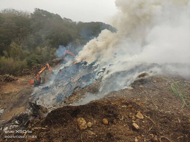 後龍南勢山違規堆置木材  中午燒起來 - 社會 - 自由時報電子報