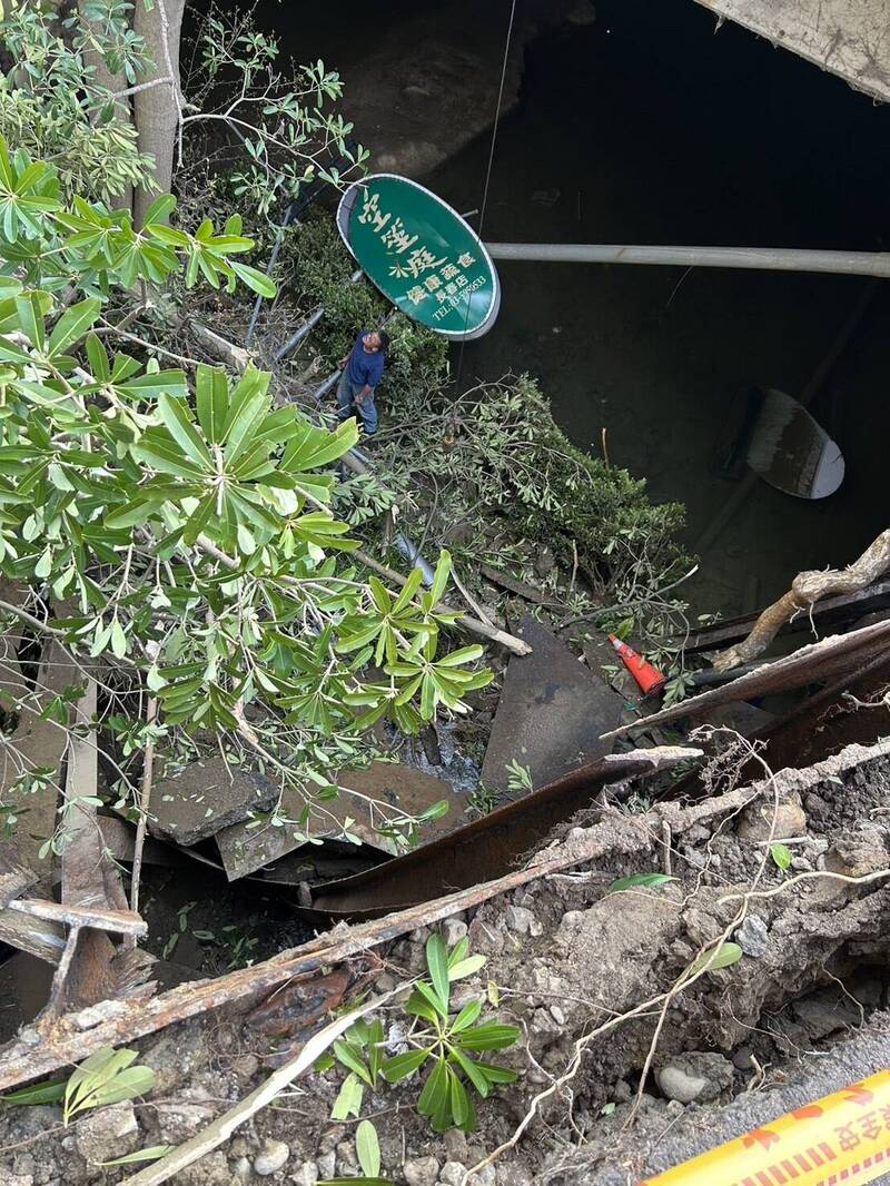 竹東沙坑溪上方花台崩塌1車墜落溪床 竟是違建占用國有地 - 社會 - 自由時報電子報