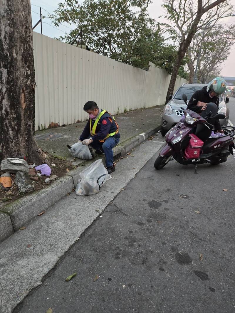 民眾通報在板橋光環路發現6具貓屍,清潔隊協助收回後,動保處現場重新蒐證又發現1具。(新北市動保處提供) 民眾通報在板橋光環路發現6具貓屍,清潔隊協助收回後,動保處現場重新蒐證又發現1具。(新北市動保處提供)