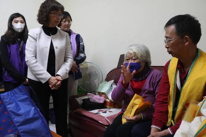 顧臥床兒生活陷困 淡水體弱老婦獲贈33萬淚流滿面 - 生活 - 自由時報電子報