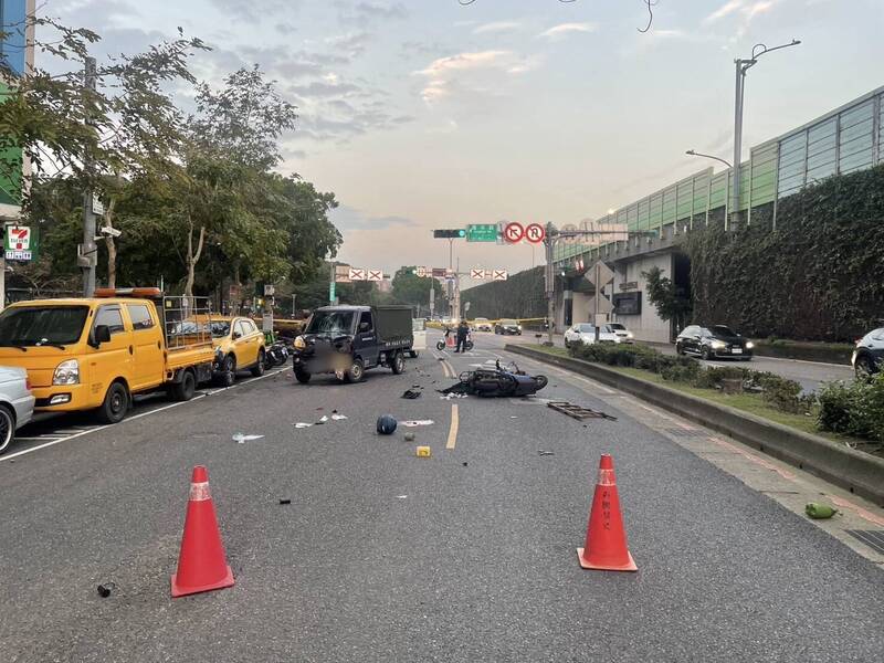 司機恍神開到對向車道 無辜騎士頭撞貨車擋風玻璃慘死 - 社會 - 自由時報電子報