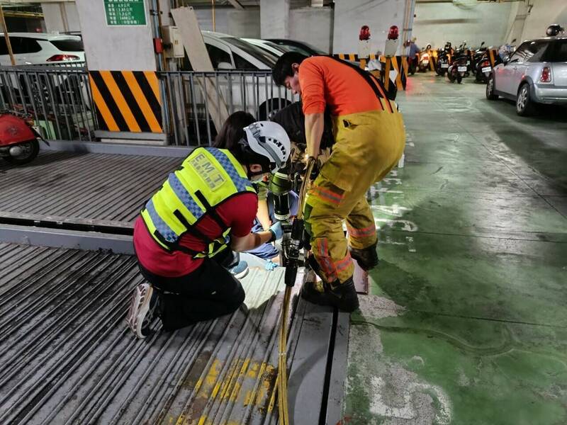 驚！屏東女下車不慎踩空 機械車位「吃掉」小腿幸無大礙 - 社會 - 自由時報電子報
