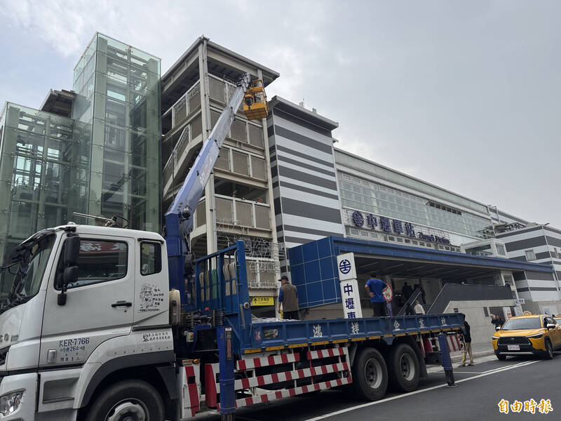 石頭里爭取！中壢中平商圈「光之長廊」現地繼續放閃 - 生活 - 自由時報電子報