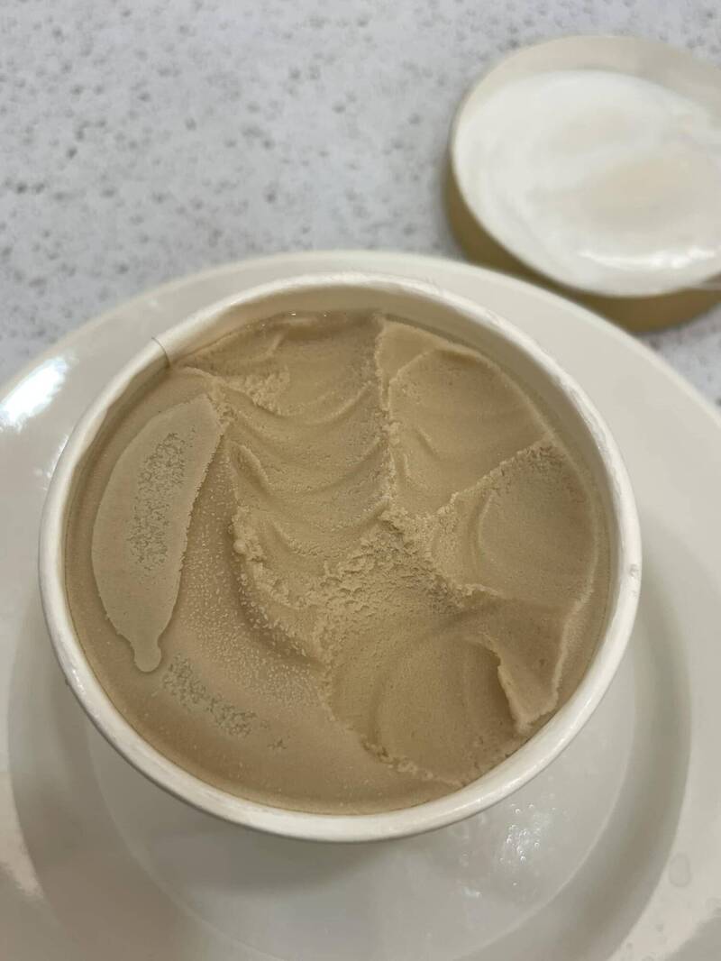 冰吃了幾口她眼尖發現亮點 網笑：在挖琉球海溝？ - 生活 - 自由時報電子報