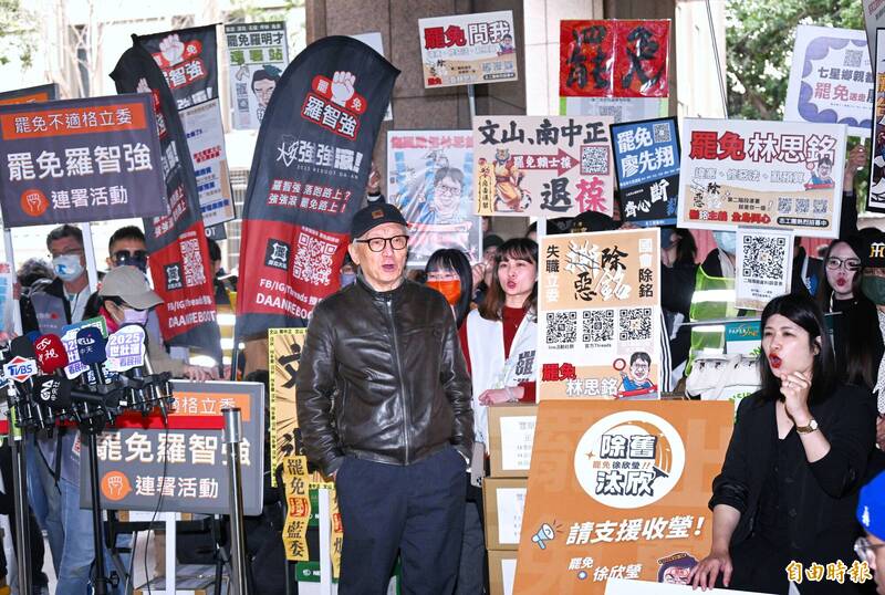 罷免團體10日前往中選會遞送罷免選區立委提議連署書,聯電創辦人曹興誠發表聲明。(資料照) 罷免團體10日前往中選會遞送罷免選區立委提議連署書,聯電創辦人曹興誠發表聲明。(資料照)