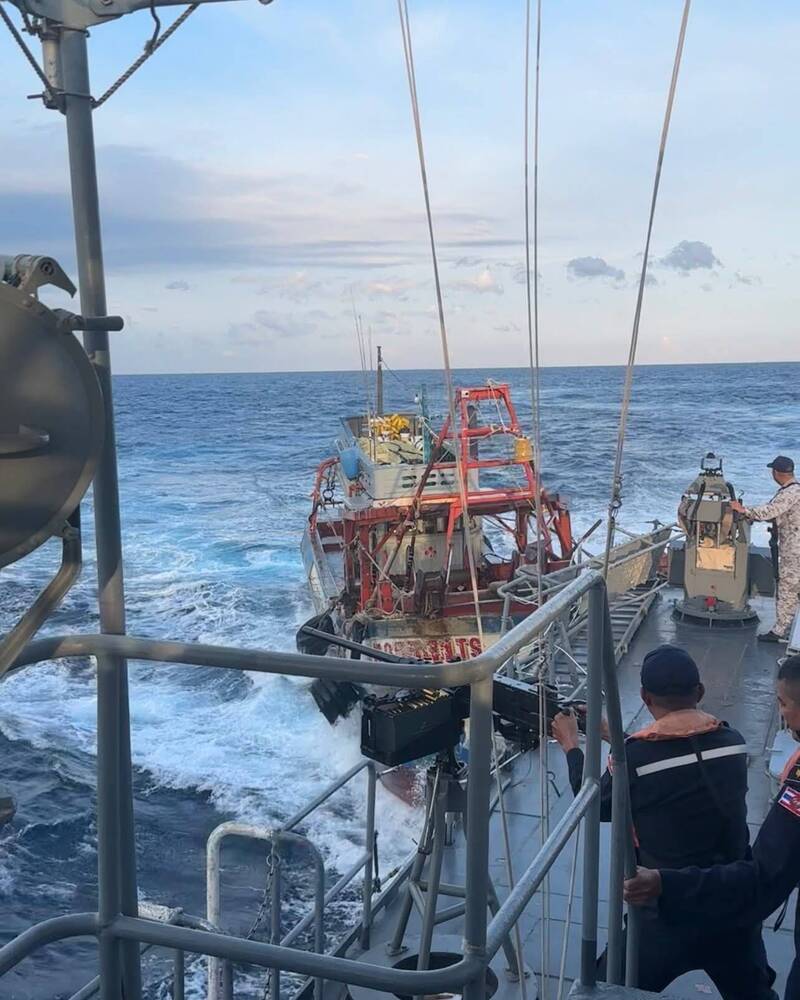 越南漁船趁夜非法捕撈 撞凹泰國海軍驅逐艦遭扣押 - 國際 - 自由時報電子報