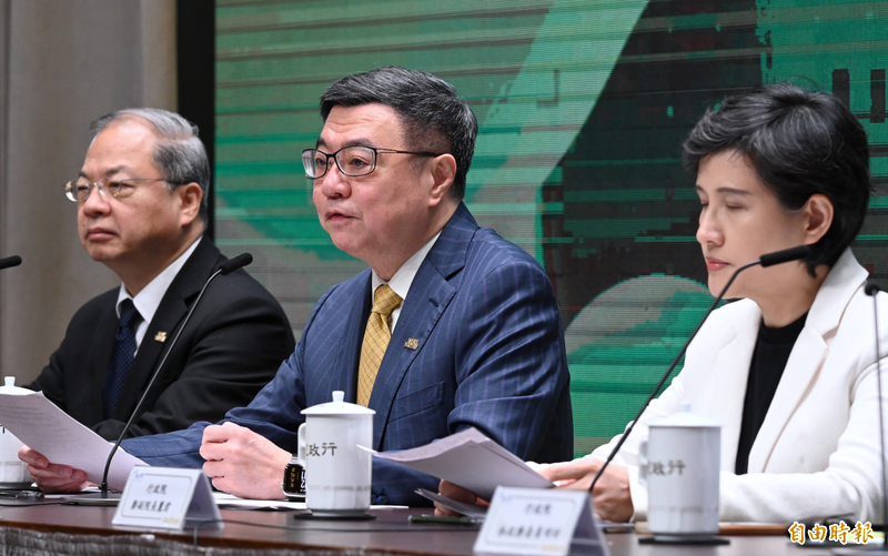 行政院長卓榮泰在行政院會結束後舉行記者會,宣布總預算以及財劃法部分條文在院會中通過覆議提案,並提出覆議的4個理由。(記者劉信德攝) 行政院長卓榮泰在行政院會結束後舉行記者會,宣布總預算以及財劃法部分條文在院會中通過覆議提案,並提出覆議的4個理由。(記者劉信德攝)