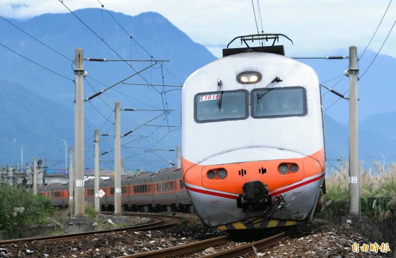 獨自來台旅遊的日本女遊客發文分享,搭自強號時身體不適,同車陌生台灣乘客熱心輪流照顧,讓她感動不已。示意圖。(資料照) 獨自來台旅遊的日本女遊客發文分享,搭自強號時身體不適,同車陌生台灣乘客熱心輪流照顧,讓她感動不已。示意圖。(資料照)