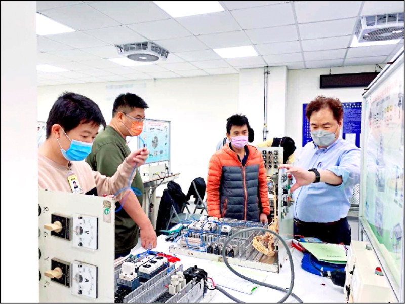 《桃園》餐飲業轉職 職訓蛻變軟體工程師 - 生活 - 自由時報電子報