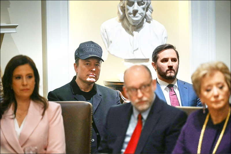 馬斯克（左二）的位子安排在內閣會議桌後面一排椅子的房間最左邊角落。（法新社）