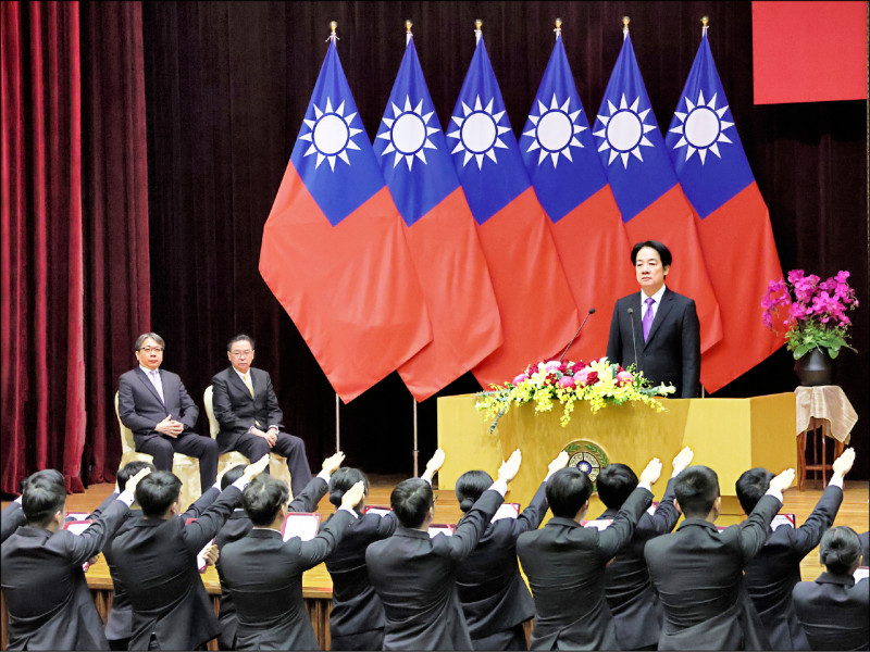 國安局昨舉行「七十週年局慶大會暨國家安全情報幹部訓練班第廿五期結訓典禮」，總統賴清德監誓結訓學員完成宣誓。（中央社）