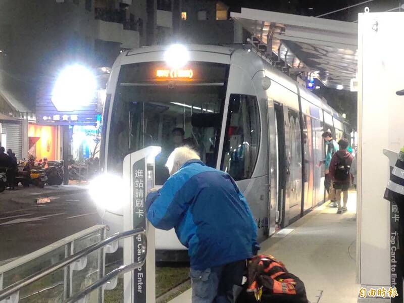 跟月台刷卡機熟多了！ 高雄輕軌1月補票率成圓後最低 - 生活 - 自由時報電子報