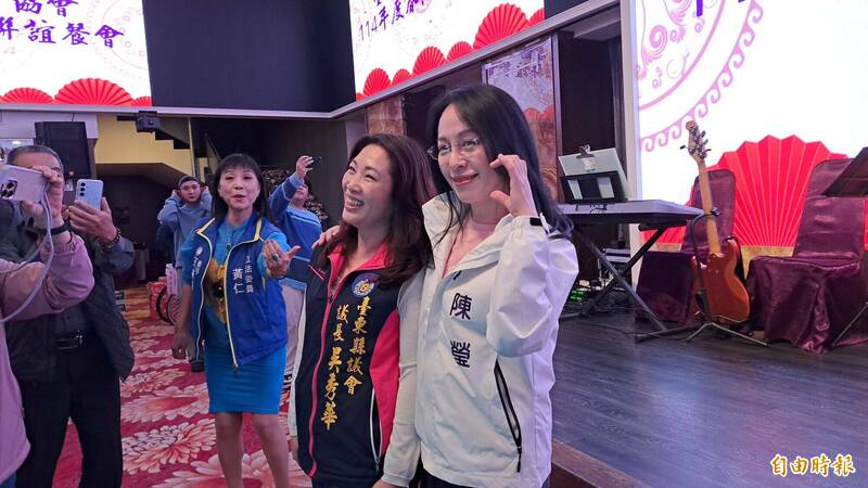 台東縣長選舉藍綠雙雌對決 吳秀華、陳瑩搭肩摟腰互稱姐妹 - 政治 - 自由時報電子報