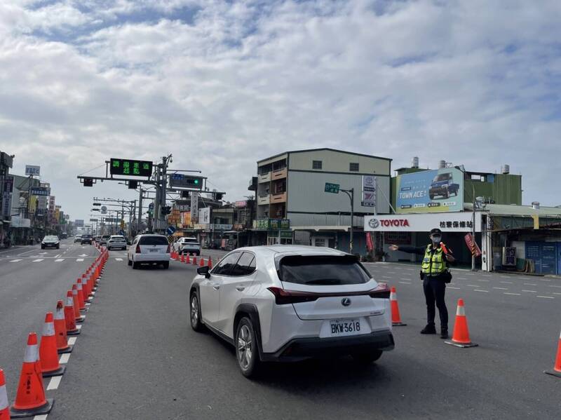 連假車潮湧向墾丁、台東 屏東警方進行南下調撥 - 生活 - 自由時報電子報