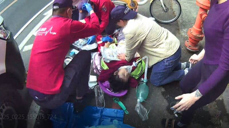 嘉義市女子突然路倒 民眾與救護合力救援恢復心跳 - 社會 - 自由時報電子報