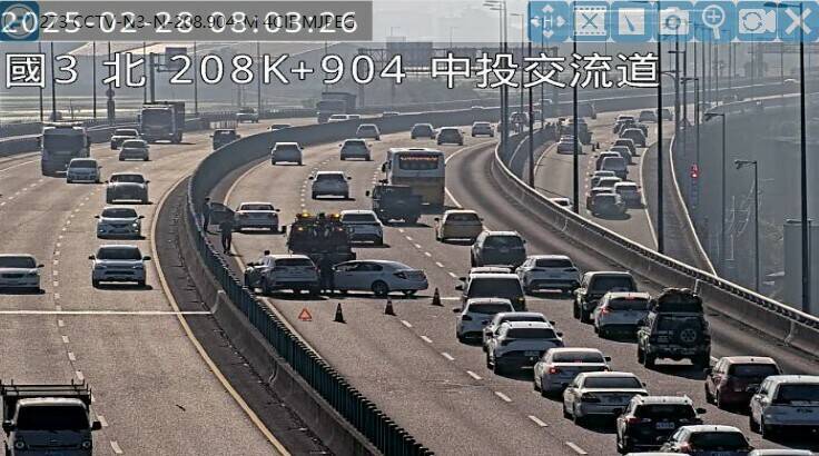 國3南向209公里處發生2輛小客車追撞事故,占用內、中線車道。(高公局提供)(記者吳亮儀攝) 國3南向209公里處發生2輛小客車追撞事故,占用內、中線車道。(高公局提供)(記者吳亮儀攝)