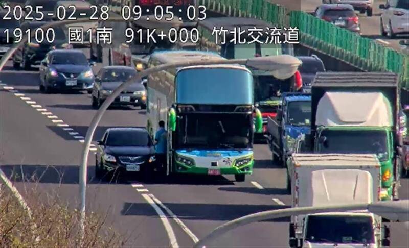 國1南向91公里處發生1輛小客車與1輛大客車擦撞事故,占用中外線車道。(高公局提供)(記者吳亮儀攝) 國1南向91公里處發生1輛小客車與1輛大客車擦撞事故,占用中外線車道。(高公局提供)(記者吳亮儀攝)