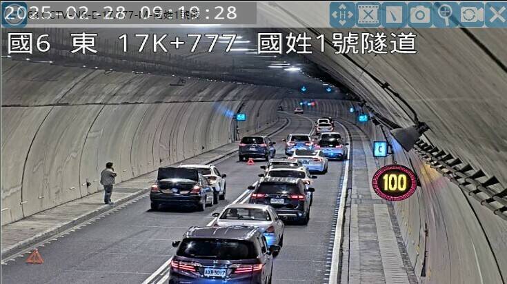 國6東向國姓1號隧道17.8公里處發生4輛小客車追撞事故,占用內線車道。(高公局提供)(記者吳亮儀攝) 國6東向國姓1號隧道17.8公里處發生4輛小客車追撞事故,占用內線車道。(高公局提供)(記者吳亮儀攝)