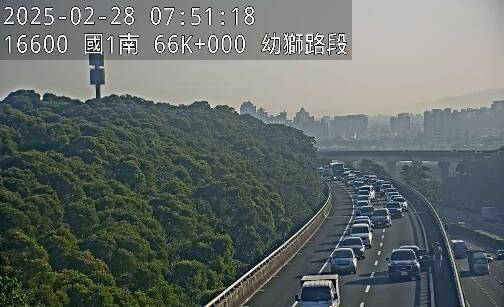 國1高架南向66公里處發生2輛小客車追撞事故,占用內線車道。(高公局提供)(記者吳亮儀攝) 國1高架南向66公里處發生2輛小客車追撞事故,占用內線車道。(高公局提供)(記者吳亮儀攝)