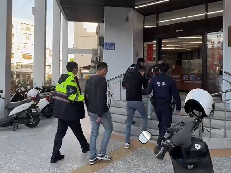 台中6名酒客大亂鬥 長髮女加入戰局咆哮警察如豬仔被抬出 - 社會 - 自由時報電子報